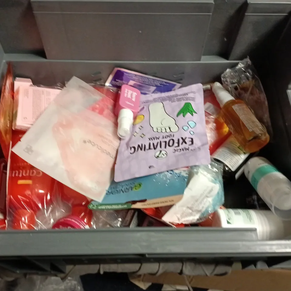 APPROXIMATELY 20 HEALTH AND BEAUTY PRODUCTS TO INCLUDE SULFUR8 CONDITIONER FOR BRAIDS, ORANURSE TOOTHPASTE AND CANTU LEAVE IN CONDITIONER