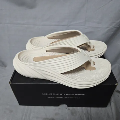 BOXED PAIR OF VIONIC MONSTER TIDE TOE-POST SANDALS IN CREAM SIZE 6