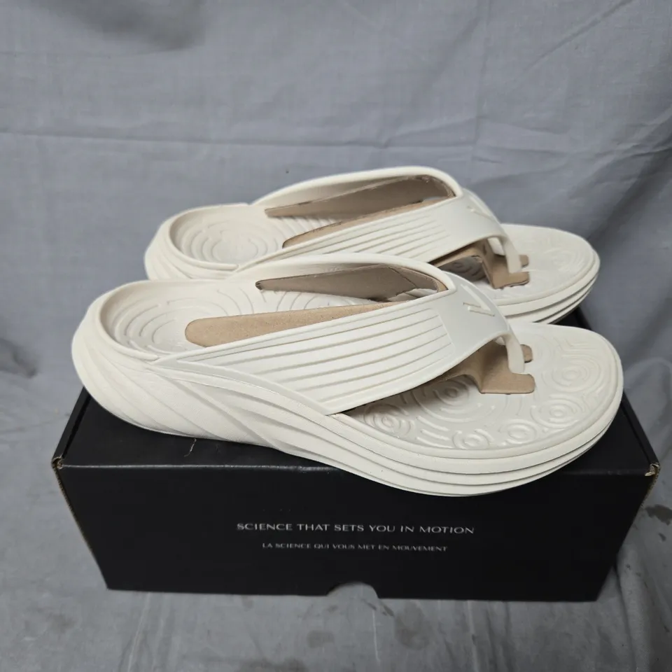 BOXED PAIR OF VIONIC MONSTER TIDE TOE-POST SANDALS IN CREAM SIZE 6