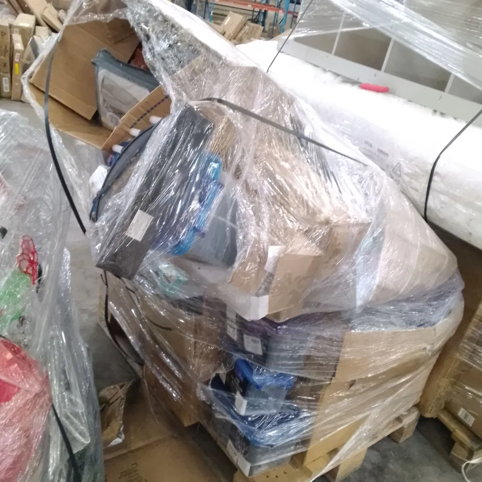 PALLET CONTAINING ASSORTED CHRISTMAS LIGHTS