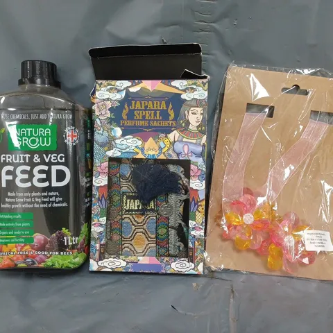 BOX OF APPROXIMATELY 100 HOUSEHOLD AND FASHION ACCESSORY ITEMS TO INCLUDE PERFUME SACHETS, FRUIT & VEG FEED, ETC