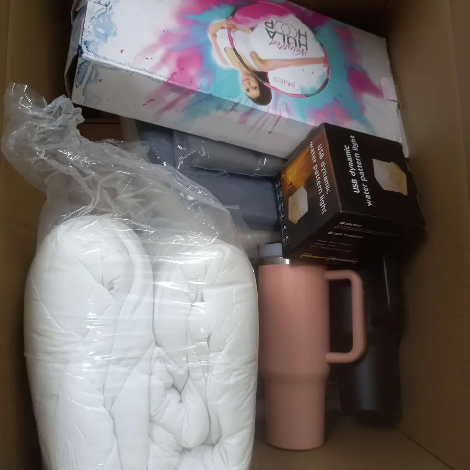 BOX OF APPROX 15 ASSORTED ITEMS TO INCLUDE - BIG DRINK CUP, PATTERN LIGHT, BLACKOUT CURTAINS ETC