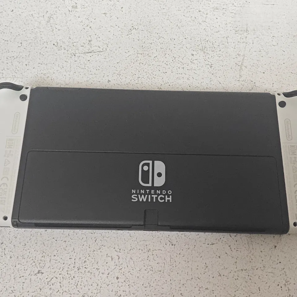 BOXED NINTENDO SWITCH OLED HANDHELD GAMING CONSOLE WITH WHITE JOY-CONS