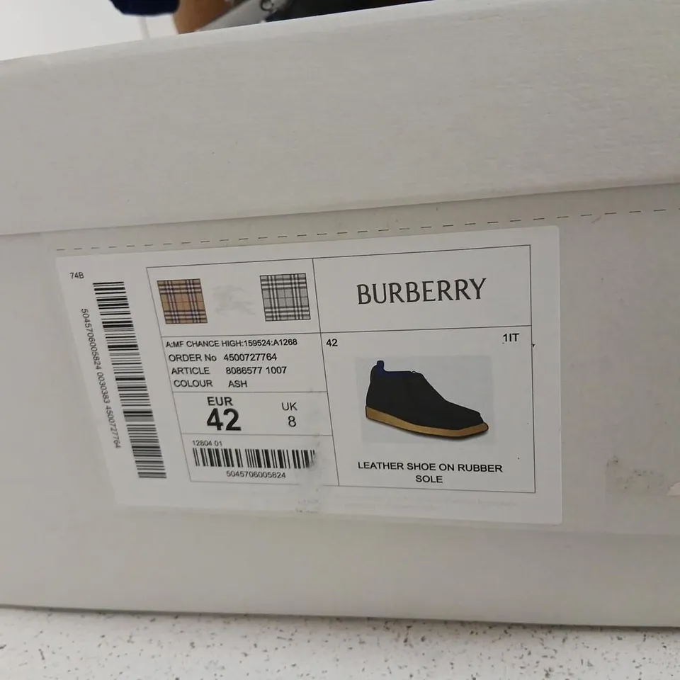 BURBERRY ASH GREY LEATHER SHOE ON RUBBER SOLE, UK 8 (EU 42) WITH BOX & DUST BAGS