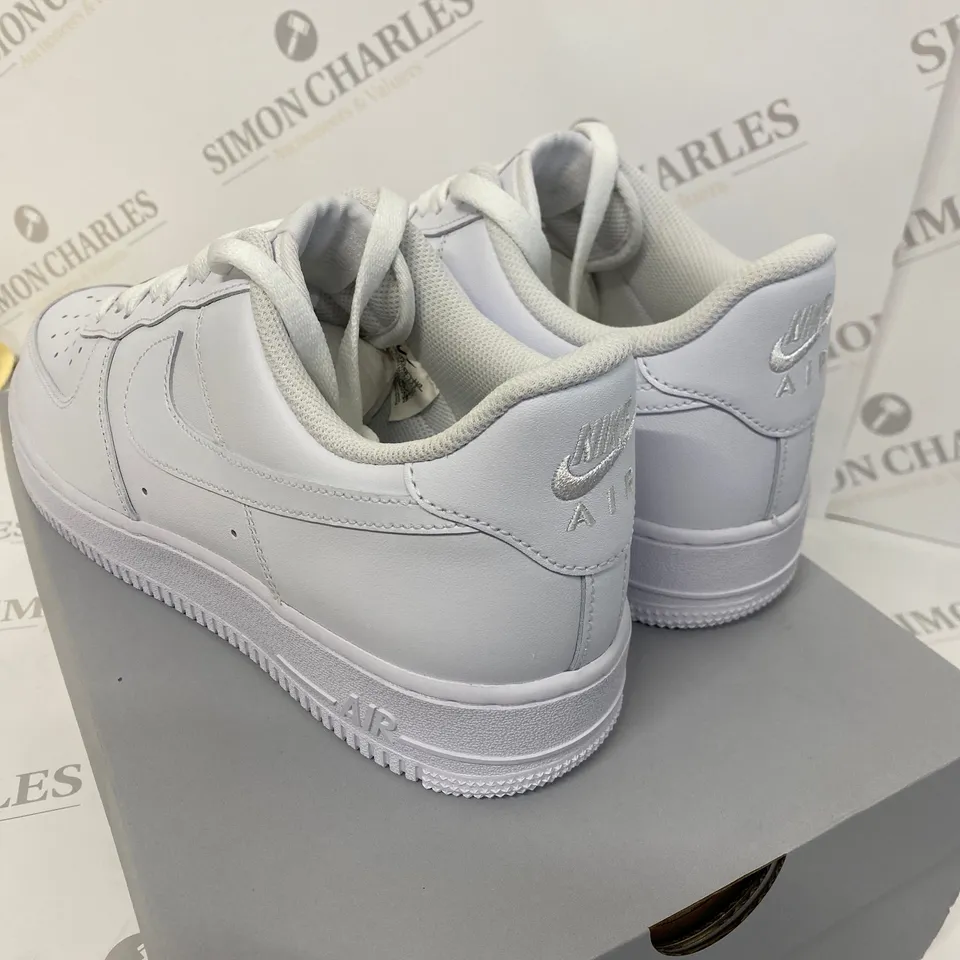 BOXED PAIR OF NIKE AIR FORCE 1 '07 WHITE TRAINERS SIZE 9