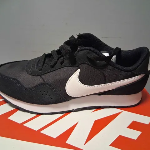 BOXED NIKE MD VALIANT SIZE 5.5