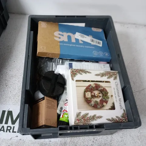 BOX CONTAINING A MIX OF APPROXIMATELY 15 ASSORTED HOUSEHOLD ITEMS INCLUDING CHRISTMAS WREATH DIY ART KIT, ANIMAL BAIT, ADAPTER ETC. 