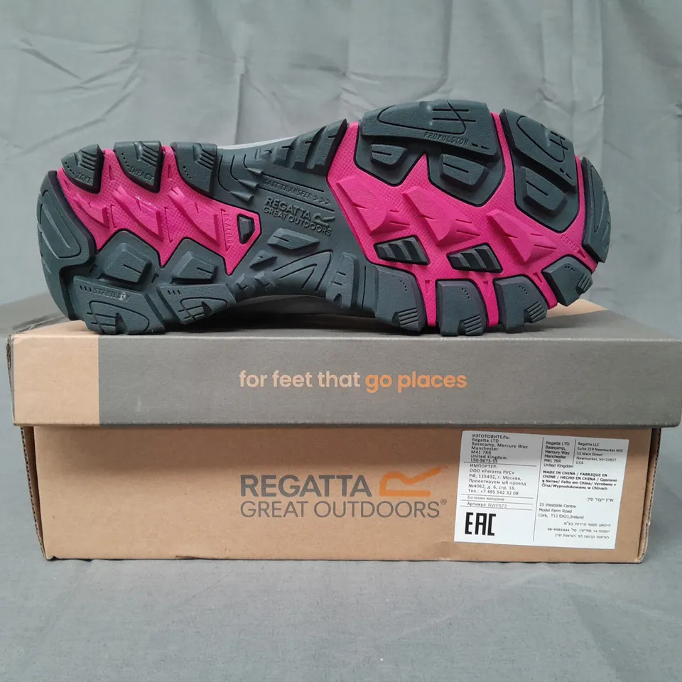 BOXED PAIR OF REGATTA WOMEN'S HOLCOMBE IEP MID SHOES IN GREY/PINK UK SIZE 5