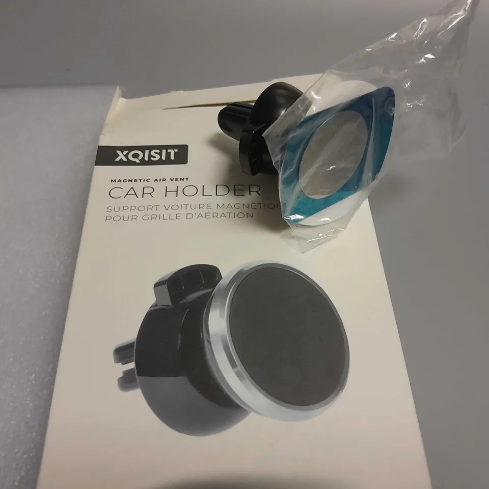 LOT OF 5 ASSORTED TECH ITEMS TO INCLUDE WIRED EARPHONE PAIR, XQISIT MAGNETIC AIR VENT CAR HOLDER AND GOJI AUDIO CABLE