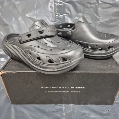 BOXED PAIR OF VIONIC MONSTER WAVE SANDALS IN BLACK SIZE 5