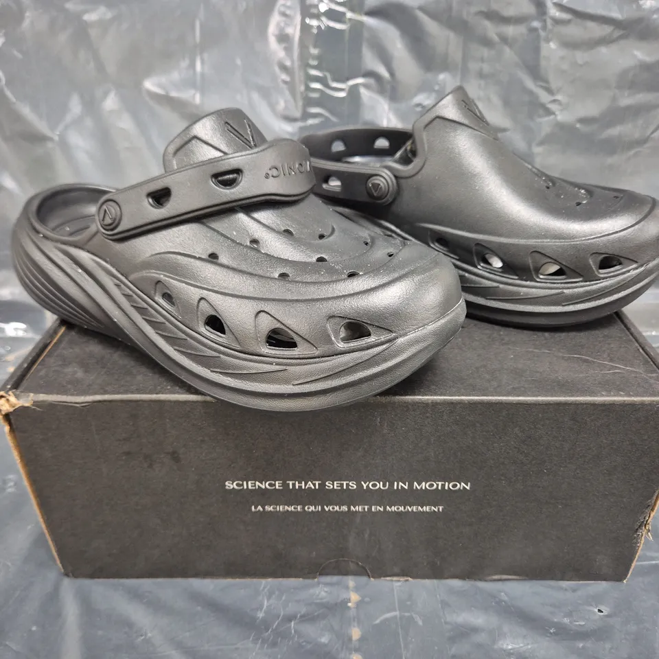 BOXED PAIR OF VIONIC MONSTER WAVE SANDALS IN BLACK SIZE 5