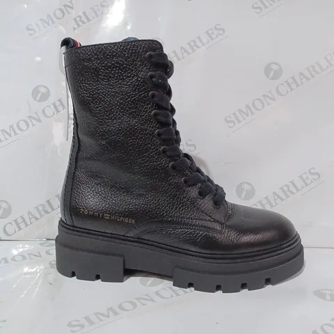 PAIR OF TOMMY HILFIGER ANKLE BOOTS IN BLACK EU SIZE 38