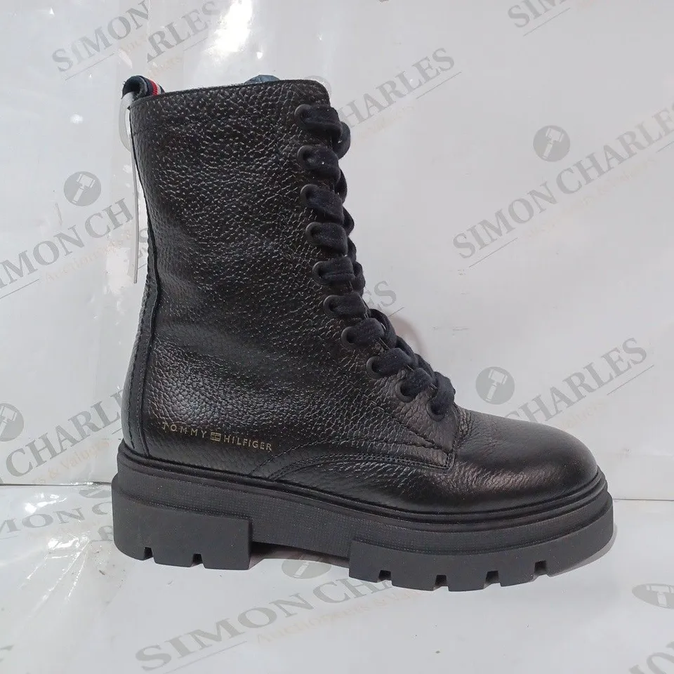 PAIR OF TOMMY HILFIGER ANKLE BOOTS IN BLACK EU SIZE 38