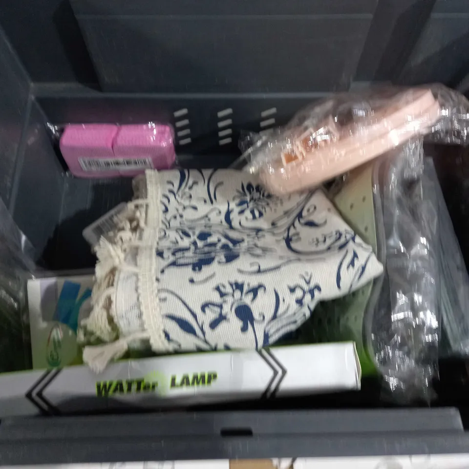 APPROX 15 HOUSEHOLD ITEMS TO INCLUDE DOG LEAD, MINI LIQUOR BOTTLES, KIMBIE HOME DECORATION