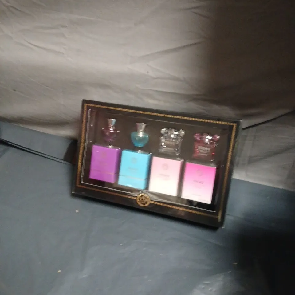 FRAGRANCE GIFT SET – ASSORTMENT IN DISPLAY FRAME 