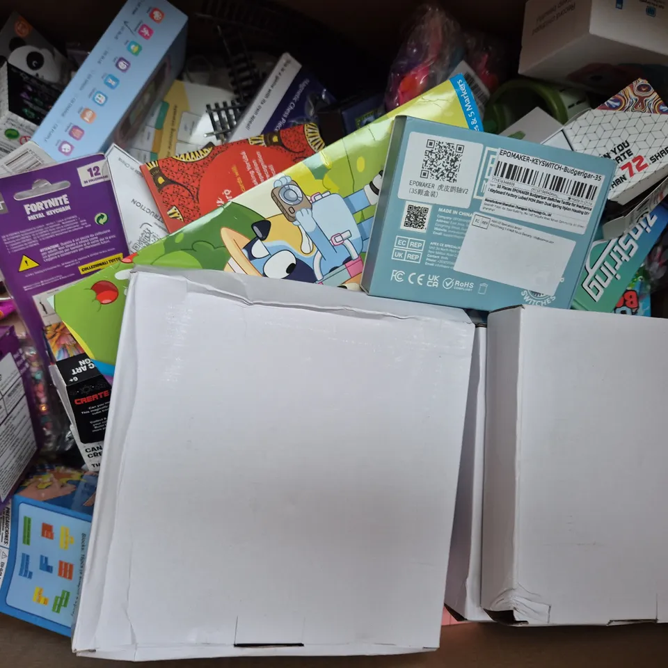 BOX OF APPROXIMATELY 20 ASSORTED TOYS AND GAMES TO INCLUDE FLYING SPINNER TOY, CHILDREN'S CAMERA, ETC - COLLECTION ONLY