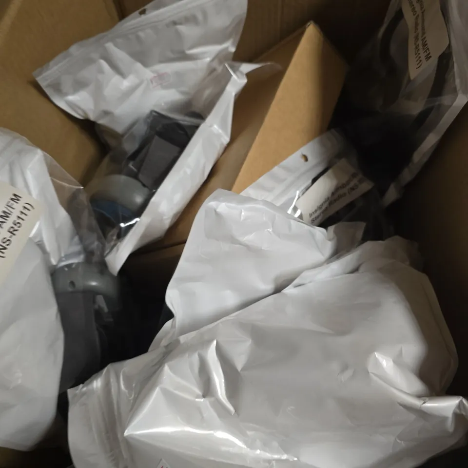 APPROXIMATELY 14 ASSOERTED ELECTRICAL ITEMS INCLUDING INSIGNIA STEREO RADIO , PC HEADPHONES AND VEN DENS 3 IN 1 FHD CABLE 