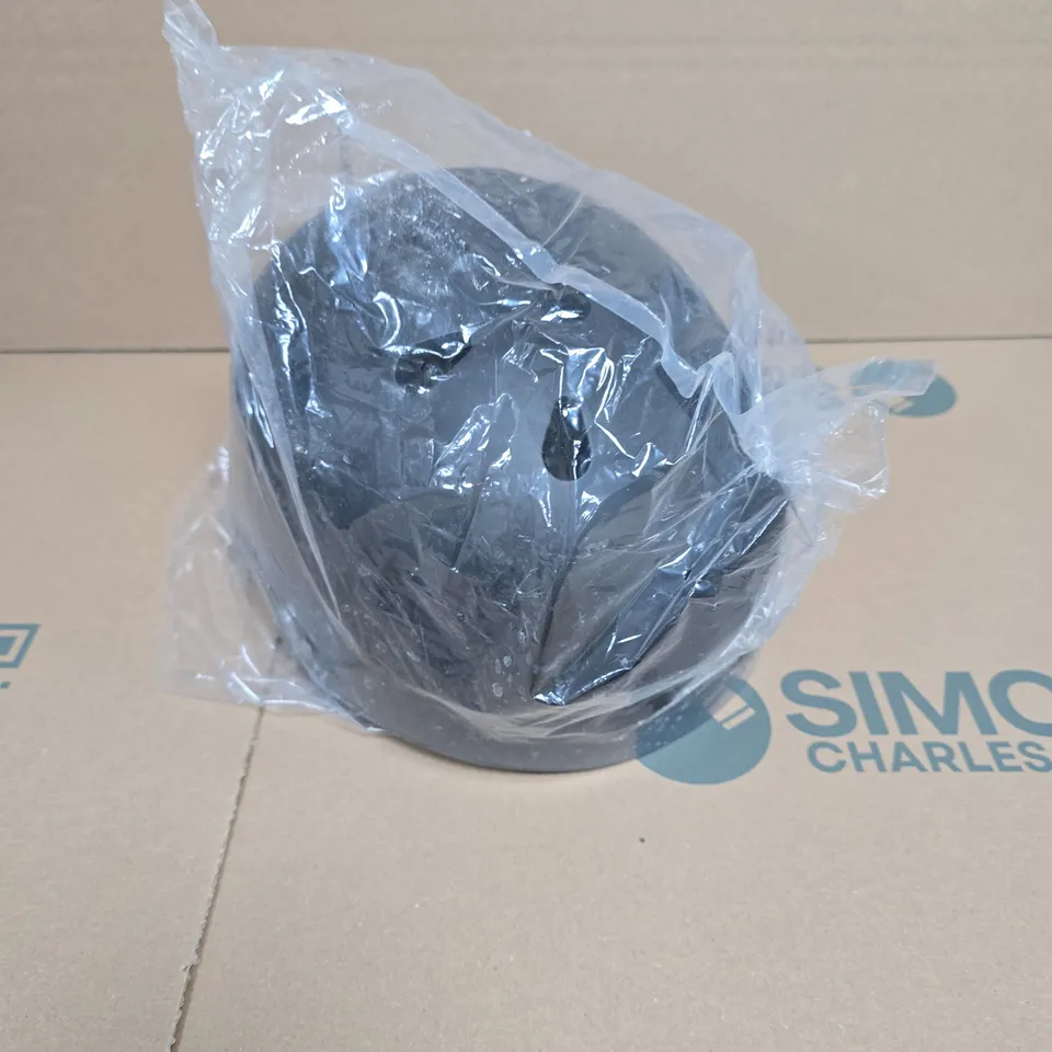 APPROXIMATELY 15 BICYCLE HELMETS IN BLACK - L
