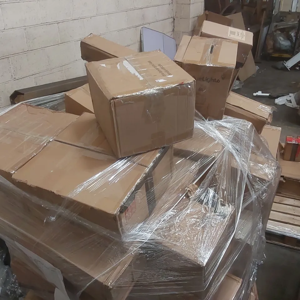 PALLET CONTAINING A VERY LARGE QUANTITY OF ASSORTED DESIGNER LIGHTING PRODUCTS
