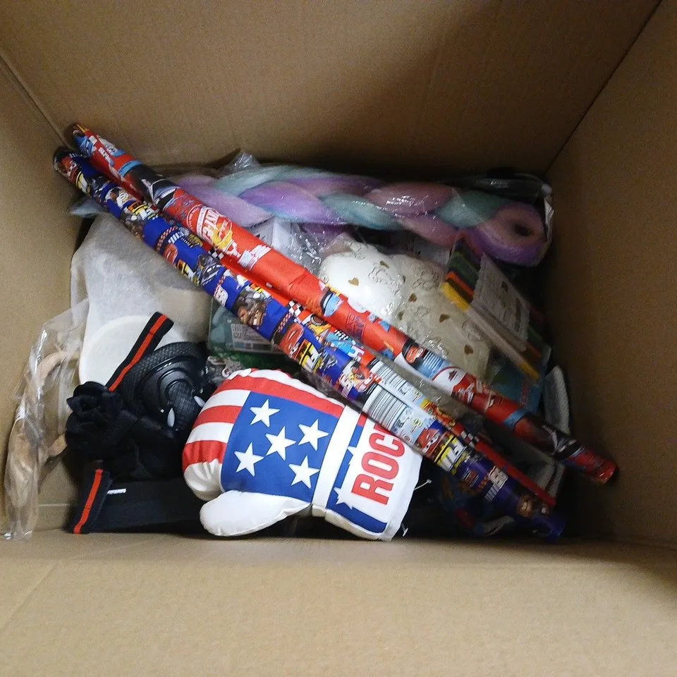 LOT OF APPROXIMATELY 30 ASSORTED TOYS AND GAMES TO INCLUDE CROCHET KITS, BOXING GLOVES AND ART SUPPLIES