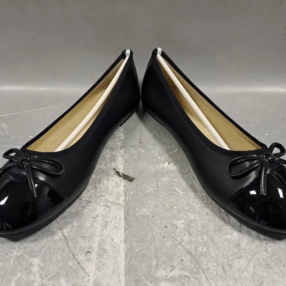 BOXED PAIR OF UNBRANDED WOMEN'S FLAT SHOES IN BLACK EU SIZE 37