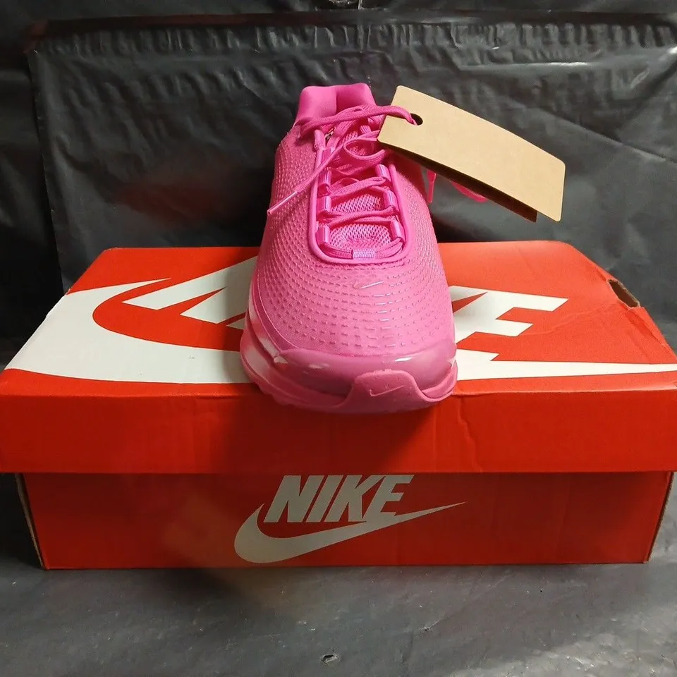 BOXED PAIR OF NIKE AIR MAX DN TRAINERS IN PINK SIZE UK 7