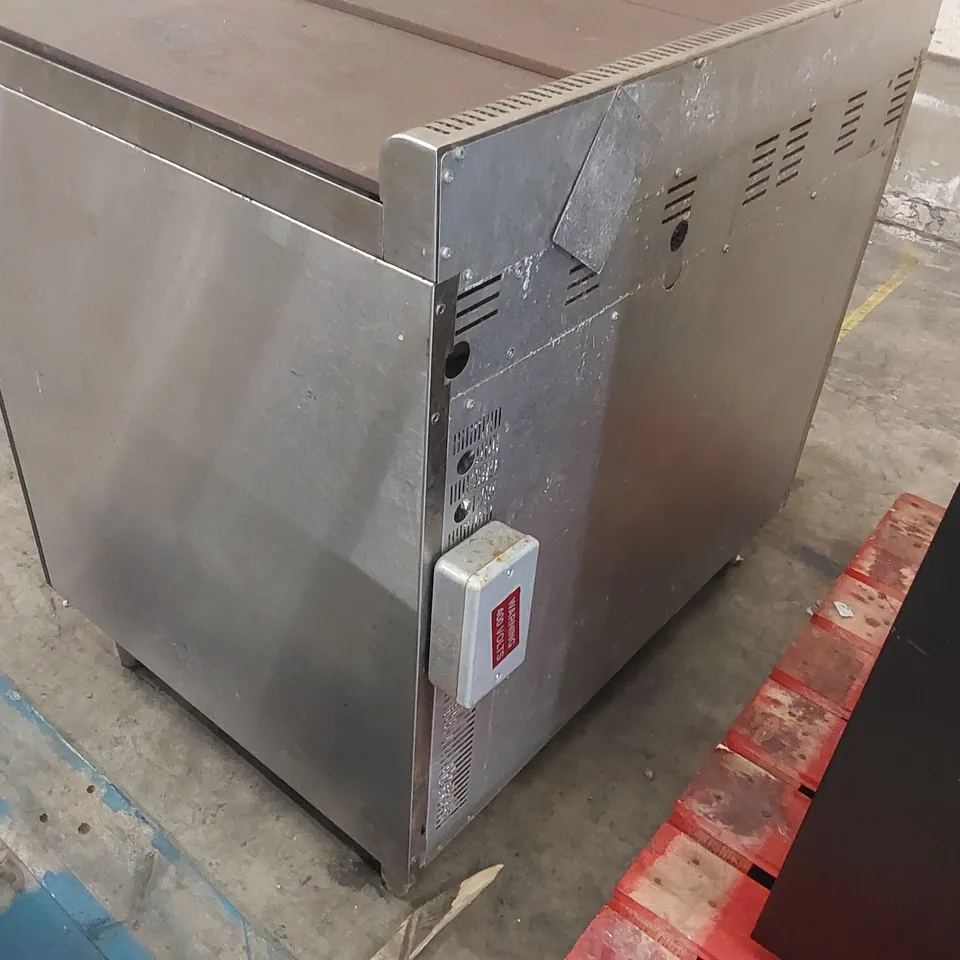 MOORWOOD MANITOWOC VULCAN ELECTRIC 900 RANGE COOKER WITH HOTPLATE TOP