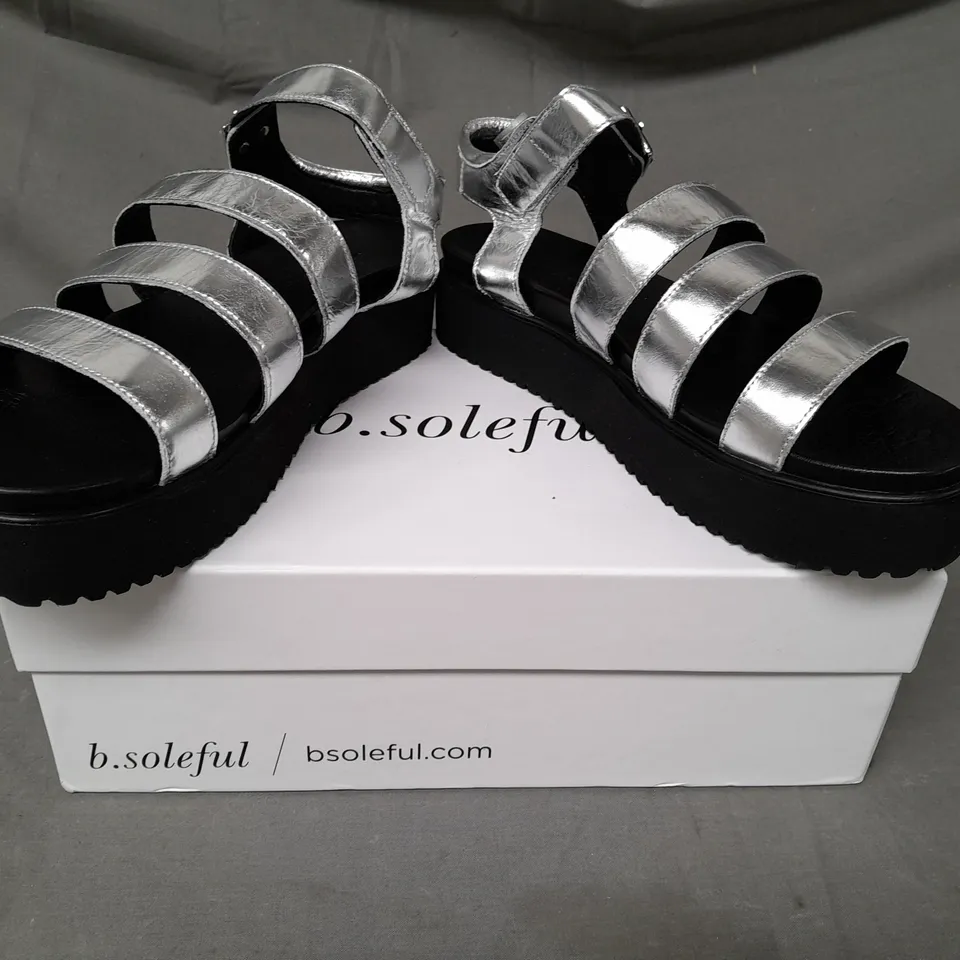BOXED PAIR OF B.SOLEFUL OPEN TOE FLATFORM SANDALS IN METALLIC SILVER EU SIZE 39