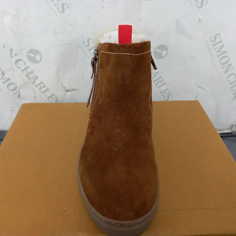 BOXED WHITE STUFF SHEARLING ZIP CUPSOLE BOOTS IN MID TAN - SIZE 3