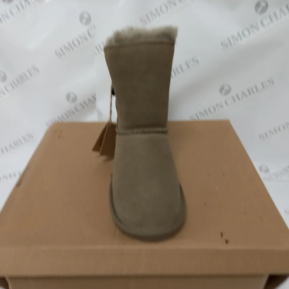 BOXED PAIR OF BONOVA SHEEPSKIN SIDE ZIP BOOTS KHAKI SIZE 4