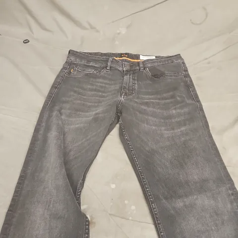 HUGO BOSS DELAWARE SOFT MOTION SLIM FIT DENIM JEANS – UK 32/32