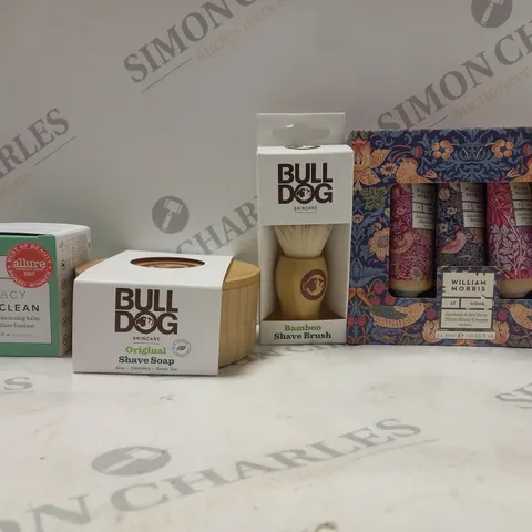 BOX OF APPROXIMATELY 15 ASSORTED COSMETIC ITEMS TO INCLUDE BULL DOG, FARMACY, WILLIAM MORRIS, ETC