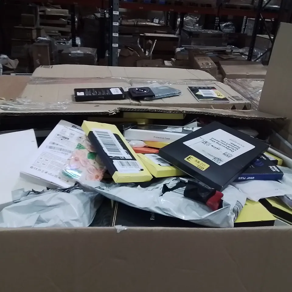 PALLET CONTAINING A LARGE QUANTITY OF PHONE CASES 