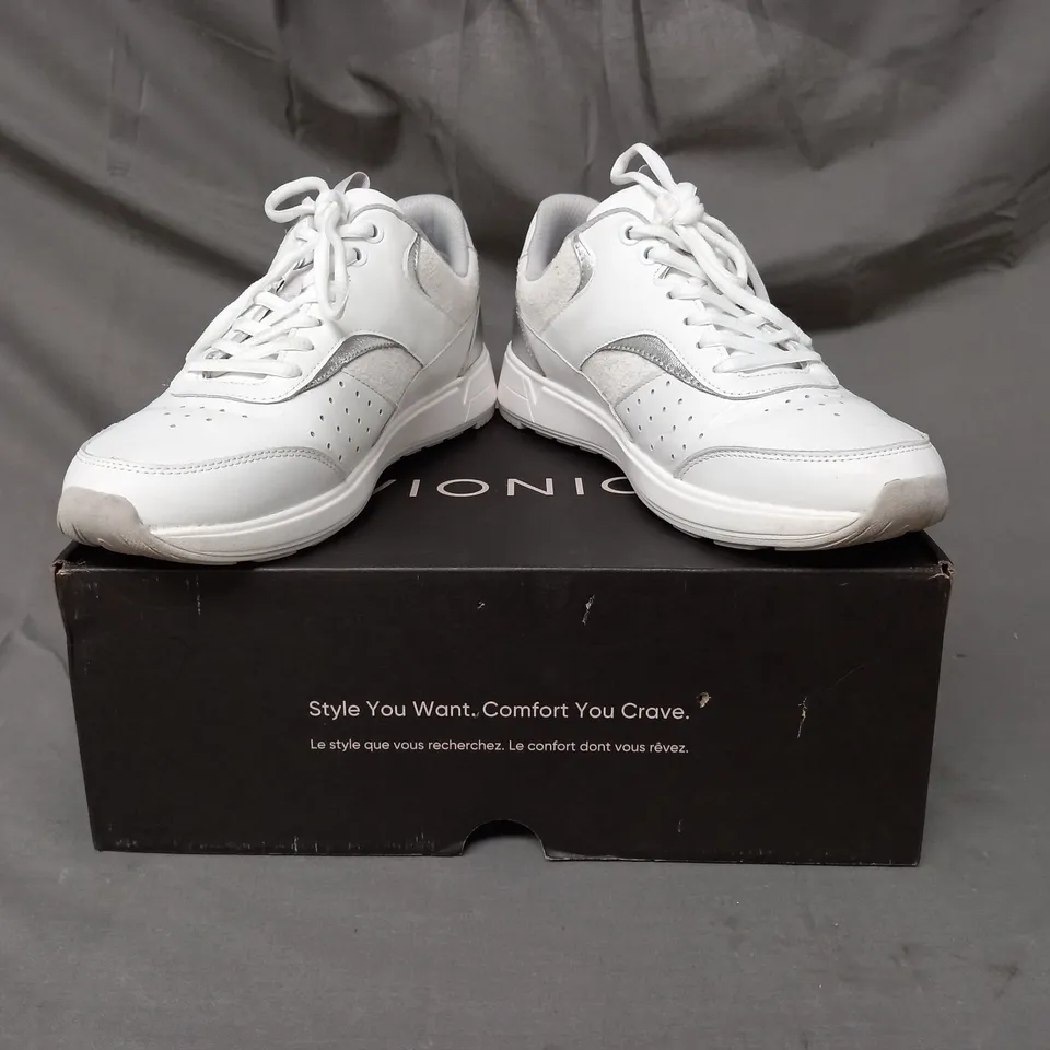 BOXED VIONIC TRAINERS IN WHITE SIZE 5