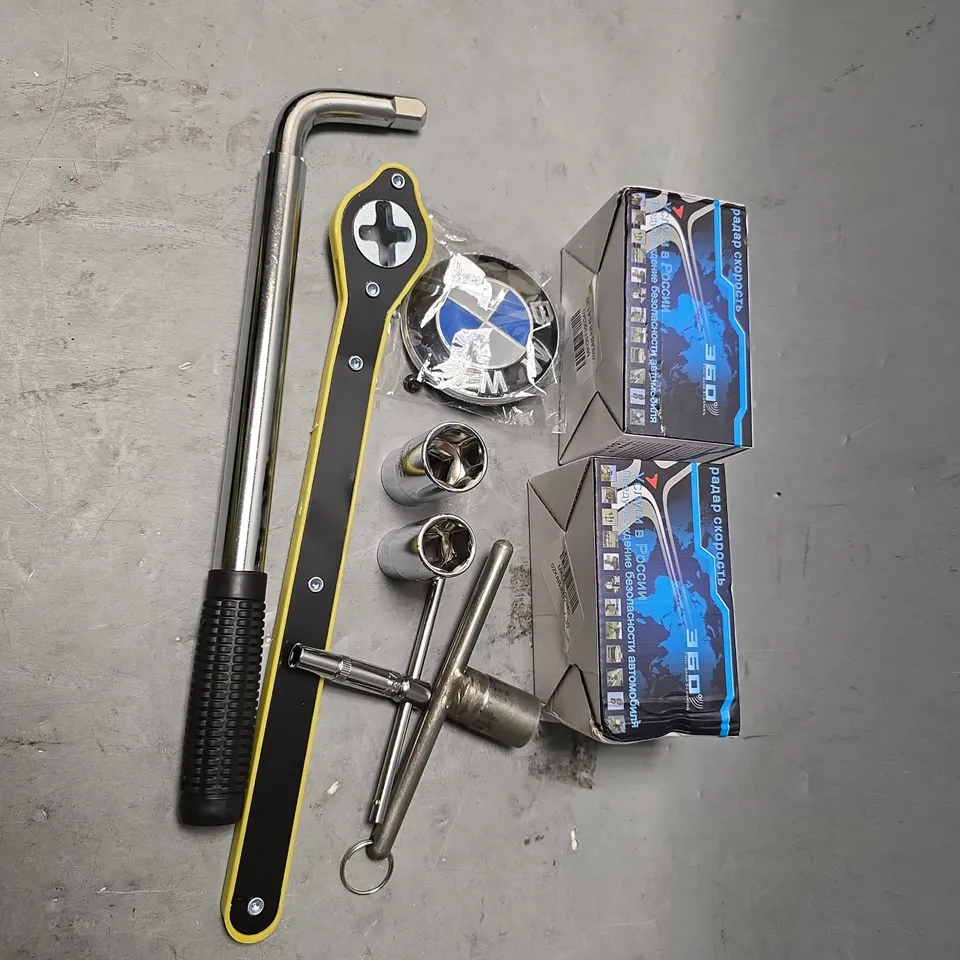 APPROXIMATELY 10 ASSORTED CAR ACCESSORIES TO INCLUDE TOOLS, CAR BADGE AND RADAR DETECTOR   - ETC - COLECTION ONLY