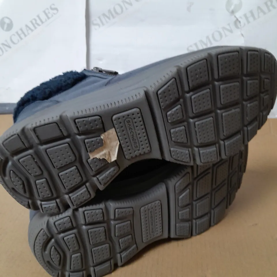SKETCHERS EASY GOING BOOT NAVY SIZE 8