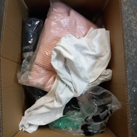 LOT OF ASSORTED CLOTHING ITEMS AND ACCESSORIES TO INCLUDE; T-SHIRTS, JUMPERS ETC