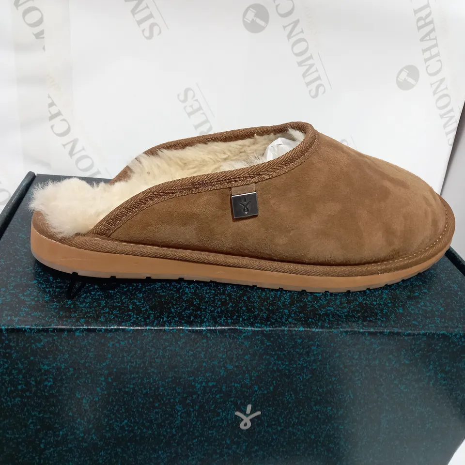 BOXED PAIR OF EMU CHESTNUT LINED MENS SLIPPERS  - SIZE 10