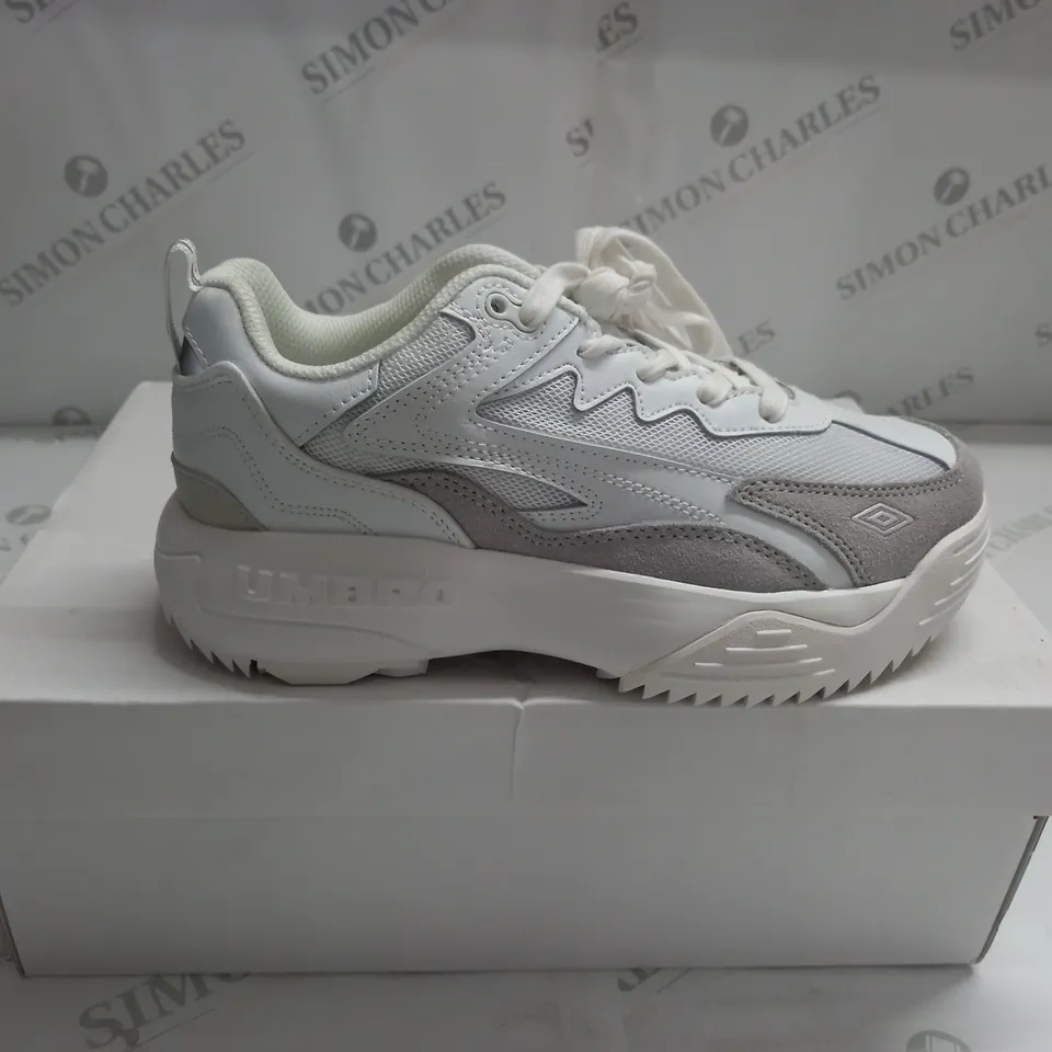 BOXED UMBRO EXERT MAX TRAINERS SIZE 5