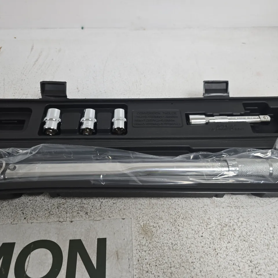 TORQUE WRENCH SET WITH FOUR SOCKETS IN CARRY CASE