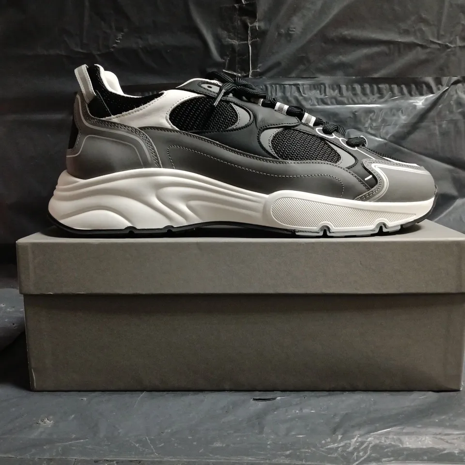 BOXED PAIR OF CLEENS PULSE RUNNER SHOES IN CARBON SIZE UK 13