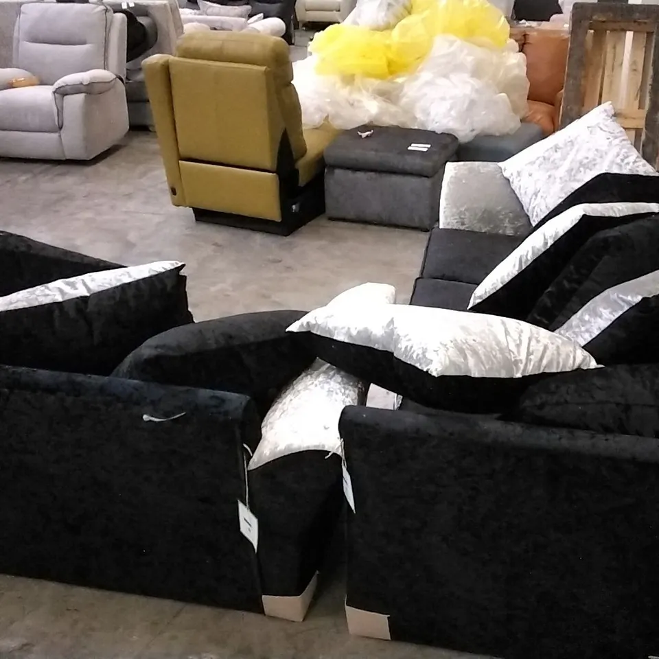 QUALITY DESIGNER PLUSH SILVER AND BLACK L SHAPED CORNER SOFA GROUP WITH SCATTERBACK CUSHIONS