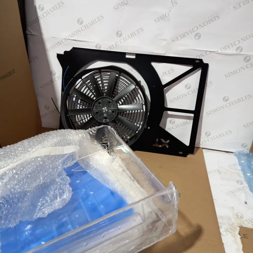 LOT OF 2 ASSORTED HOUSEHOLD ITEMS TO INCLUDE DESIGNER CLEAR PLASTIC FRIDGE DRAWER SET AND DESIGNER BLACK FAN PARTS