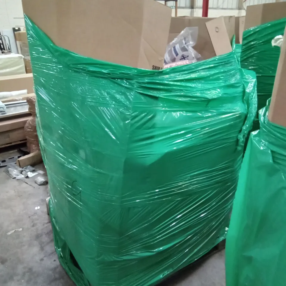 PALLET OF ASSORTED ITEMS INCLUDING VESA 400 INTERFACE ARMS FOR BT8390 MOUNTING RAILS, LEEBEI KITCHEN MATS, BLUE ROBE SWING, STAINLESS STEEL ROUND CHAFING DISH SET, TOTKEN NATURAL PAMPAS GRASS 