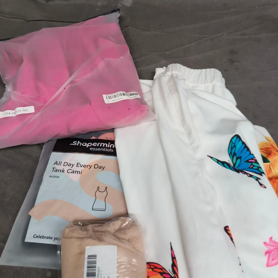 APPROXIMATELY 25 ASSORTED CLOTHING PRODUCTS IN VARIOUS STYLES & SIZES TO INCLUDE PANTS, T-SHIRTS, DRESSES ETC