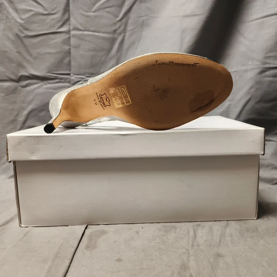 BOXED PAIR OF L.K. BENNETT PEEP TOE STILETTO HEEL SLINGBACK SANDALS IN METALLIC SILVER SIZE EU 40