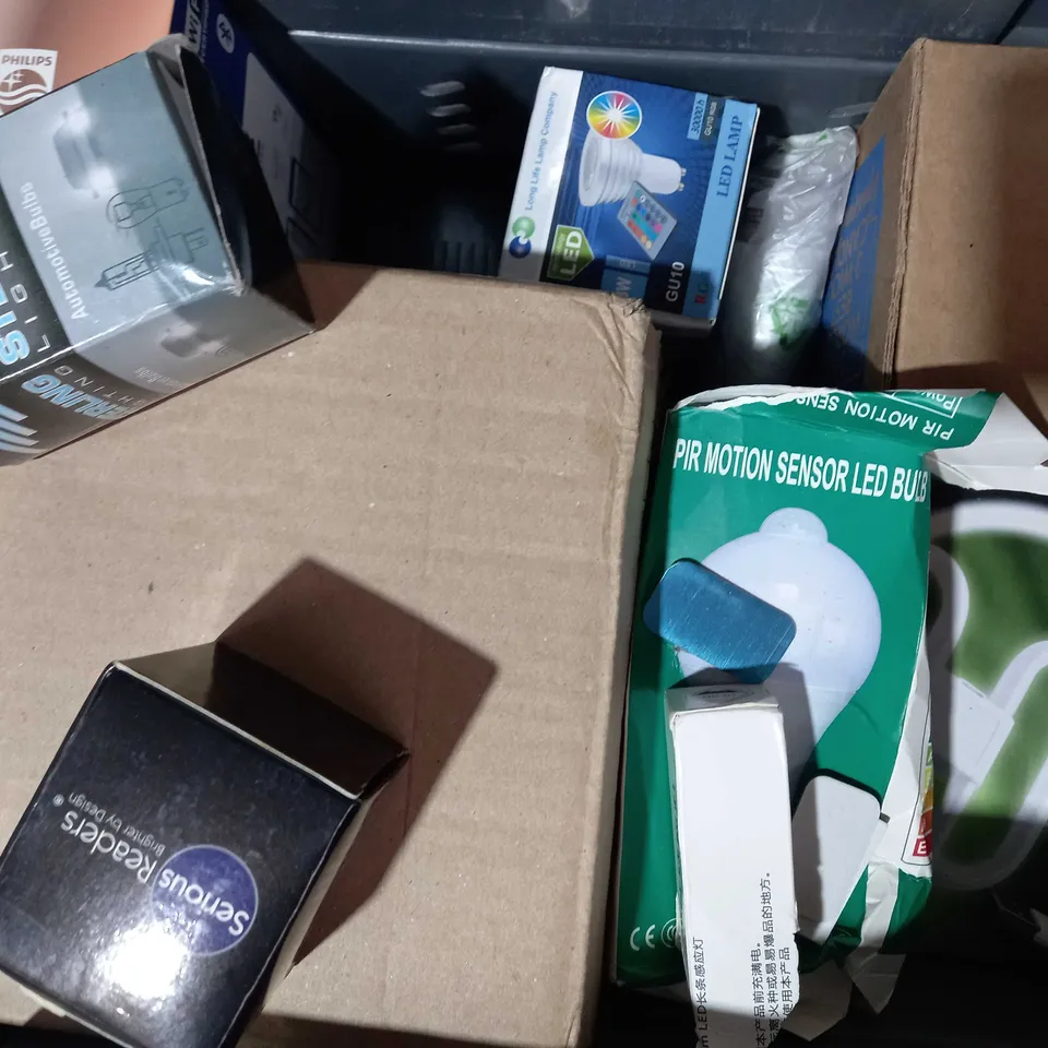 LOT OF APPROXIMATELY 10 ASSORTED HOUSEHOLD ITEMS TO INCLUDE PHILIPS SMART LED BULB, 2PCK FENCE LIGHT, MSD METAL HALIDE GAS DISCHARGE LAMP, ETC