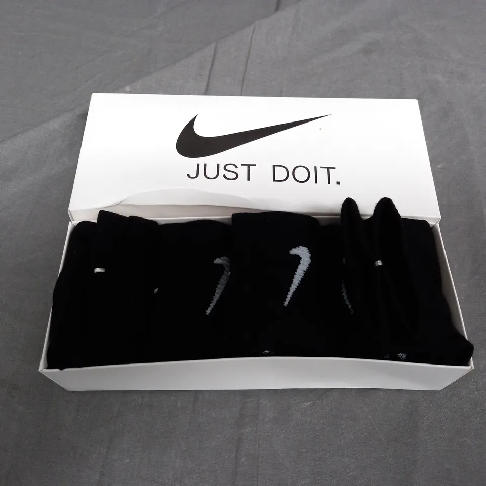 BOXED NIKE JUST DO IT SET OF 4 BLACK SOCKS - MEDIUM