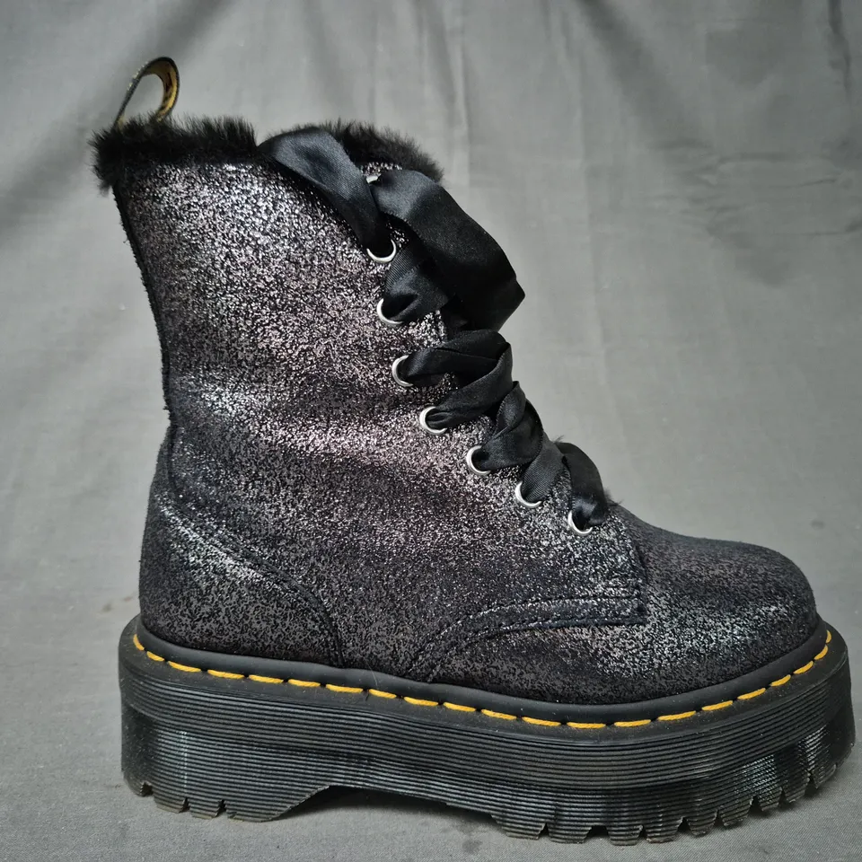 BOXED PAIR OF DR MARTENS JADON ANKLE BOOTS IN BLACK/SILVER W. GLITTER EFFECT UK SIZE 4