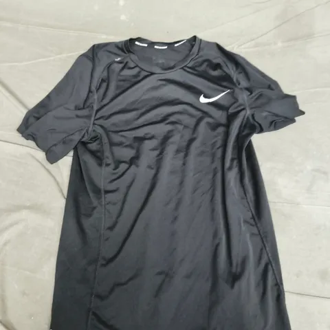 NIKE RUNNING TEE IN BLACK - SMALL